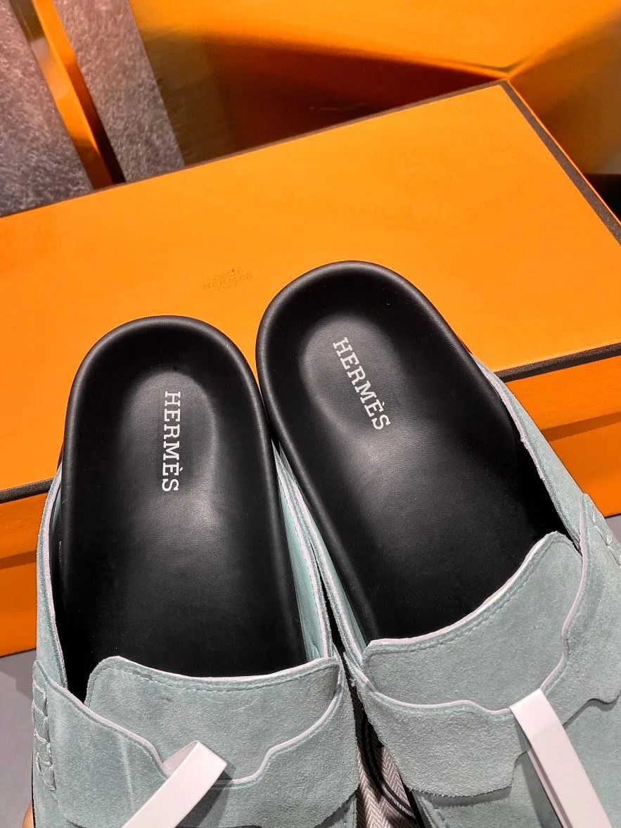 [H Family Hermès] P: 520💰 Size: Male 39-44 (45 customized) Female 35-40 (41 customized) HERMES Hermès' latest couple's cute Birkenstock slippers. Summer really needs versatile slippers. They look good no matter how you match them. They have a casual and high-end feel. The comfort is also great. They are paired with a variety of colorful socks. They are trendy. Hermès 2023 new half slippers are high quality. ●Upper: imported cow suede ●Inner lining: imported sheepskin ●Foot pads: imported mixed sheepskin ●Outsole: Tpu non-slip and wear-resistant outsole